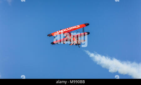 Il Jack Links Waco air acrobat in volo al 2017 in Airshow Duluth, Minnesota, Stati Uniti d'America. Foto Stock