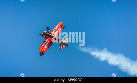 Il Jack Links Waco air acrobat in volo al 2017 in Airshow Duluth, Minnesota, Stati Uniti d'America. Foto Stock