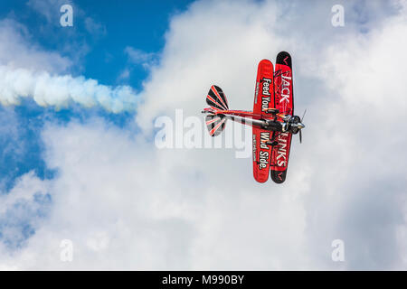 Il Jack Links Waco air acrobat in volo al 2017 in Airshow Duluth, Minnesota, Stati Uniti d'America. Foto Stock