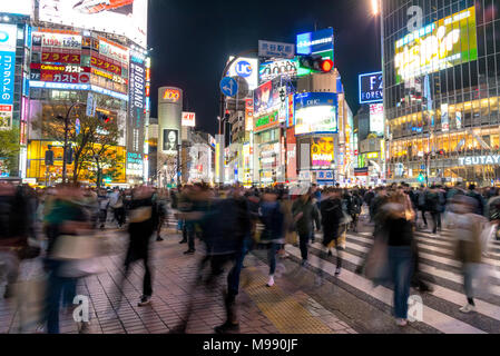 Pedoni crosswalk al quartiere Shibuya di Tokyo, Giappone. Shibuya Crossing è uno dei più trafficati crosswalks nel mondo. Foto Stock