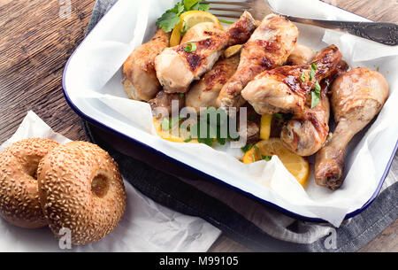 Cotta al forno cosce di pollo disossate di pollo in una teglia. Vista superiore Foto Stock