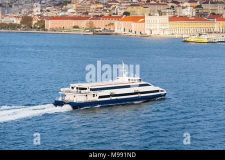 Ferry boat Almeida Garrett è raffigurato attraversando il fiume Tago verso il lungomare di Lisbona.. La nave è di proprietà di Transtejo e Soflusa. Foto Stock