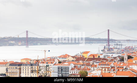 La vista dal castello Sao Jorge attraverso la skyline di Lisbona verso il Ponte 25 de Abril. Foto Stock