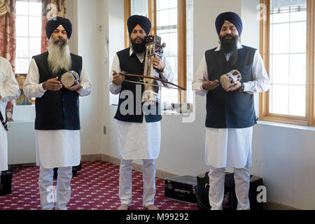 La religione sikh musicisti di suonare musica dopo lstening per letture dalla scrittura sikh centro culturale in Richmond Hill, Queens New York. Foto Stock