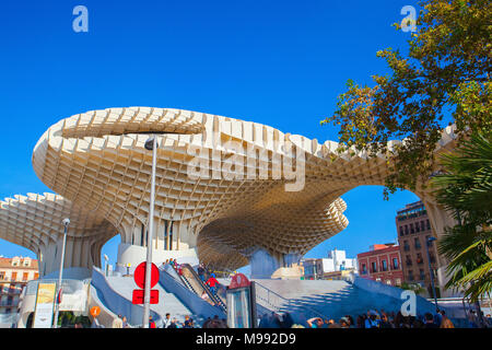 Siviglia, Spagna - Novembre 19,2016: Metropol Parasol è la moderna architettura su Plaza de la Encarnación.it è stato progettato dall'architetto tedesco Jurg Foto Stock