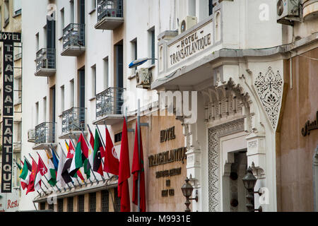 Il Marocco, Casablanca, centro, Rue Colbert, hotel Transatlantique bandiere internazionali al di fuori Foto Stock