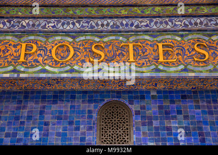 Il Marocco, Casablanca, Centro citta', Avenue Hassan II, il principale ufficio postale, con piastrelle blu Postes segno Foto Stock