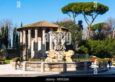 Tempio di Ercole con la fontana del Tritone o Fontana dei Tritoni, Piazza della Bocca della Verità, Roma, lazio, Italy Foto Stock