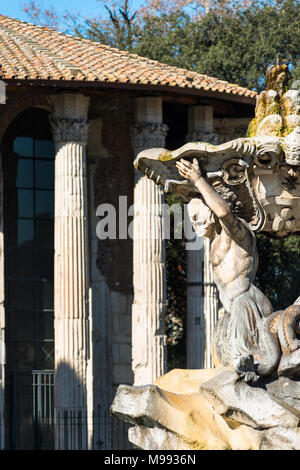 Tempio di Ercole con la fontana del Tritone o Fontana dei Tritoni, Piazza della Bocca della Verità, Roma, lazio, Italy Foto Stock