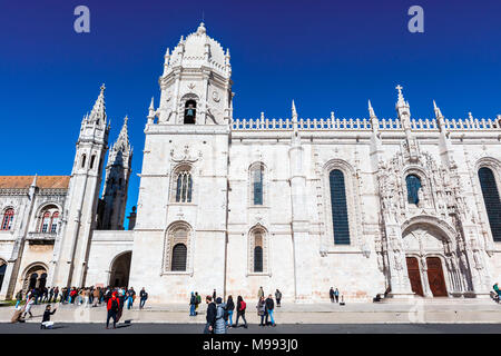 Il Mosteiro dos Jeronimos è altamente ornato ex monastero, situato nel quartiere di Belem di Lisbona occidentale. Foto Stock