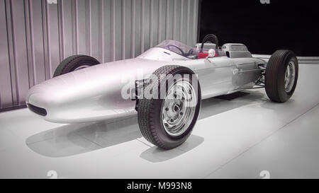 STUTTGART, Germania-Aprile 7, 2017: Argento 1962 Porsche 804 di Formula 1 nel museo Porsche Foto Stock