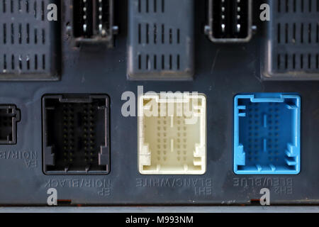 Ogni auto officina è attrezzata con molti strumenti che rendono il lavoro più efficiente e abbreviare il tempo di lavoro. Foto Stock