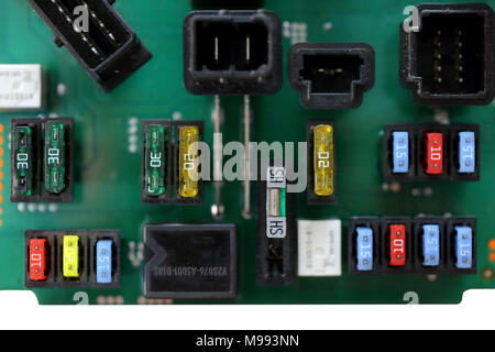 Ogni auto officina è attrezzata con molti strumenti che rendono il lavoro più efficiente e abbreviare il tempo di lavoro. Foto Stock