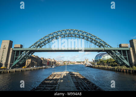 Tyne Bridge, un arco ponte sul fiume Tyne nel nord-est dell' Inghilterra, collegando Newcastle upon Tyne e Gateshead. Con Gateshead Millennium Bridge su Foto Stock