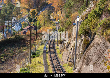 La Fløibanen funicolare nella città di Bergen in Norvegia occidentale. Foto Stock