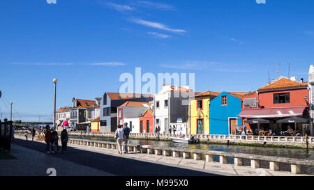 Aveiro, Portogallo - Luglio 9, 2017: Visualizzazione dei tradizionali edifici colorati nella città di Aveiro Foto Stock