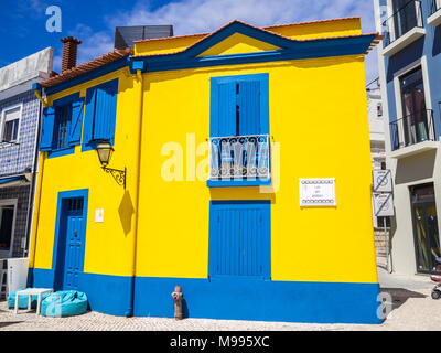 Aveiro, Portogallo - Luglio 9, 2017: Visualizzazione dei tradizionali facciate colorate del portoghese delle case nella città di Aveiro Foto Stock