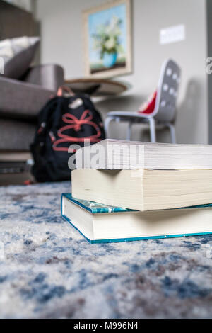 Libri impilati sul pavimento Foto Stock