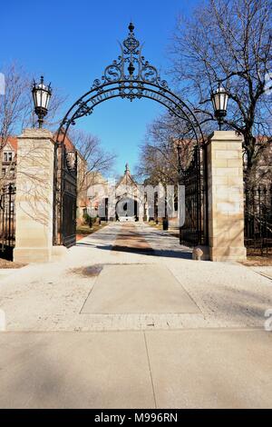 Chicago, Illinois, Stati Uniti d'America. Arch ingresso alla corte dello scafo sul campus della University of Chicago. Foto Stock