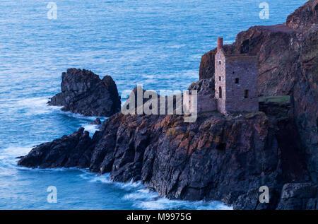 Motore di Crown House sul ciglio della scogliera a Botallack in North Cornwall Foto Stock