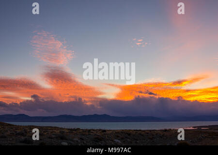 Tramonto Tramonto sul lago Viedma in Patagonia, El Chalten, Argentina, Sud America Foto Stock