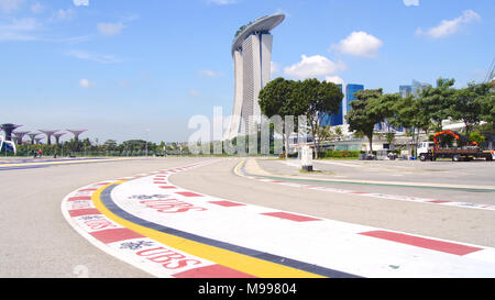 SINGAPORE - 2 APR 2015: Formula One Racing via a circuito cittadino di Marina Bay. Il simbolo di una gara di Formula Uno una volta l'anno intorno a Marina Bay, ha attirato più di 100.000 turisti Foto Stock