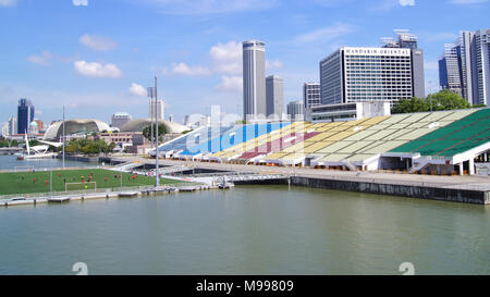 SINGAPORE - 2 APR 2015: Tribuna di Singapore flottante piattaforma sportiva di Marina Bay durante il giorno Foto Stock