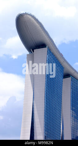 SINGAPORE - APR 1st, 2015: Marina Bay Sands Hotel sul cielo blu che è uno di Singapore cityscape edificio moderno di Marina Bay Foto Stock