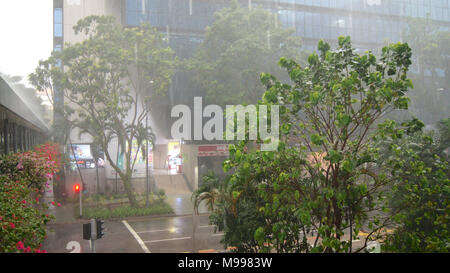 SINGAPORE - 2 APR 2015: incredibilmente forti piogge monsoniche in Asia provocando inondazioni della strada Foto Stock