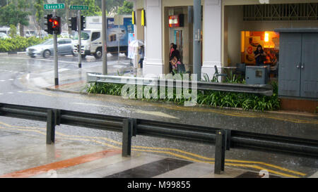 SINGAPORE - 2 APR 2015: incredibilmente forti piogge monsoniche in Asia provocando inondazioni della strada Foto Stock