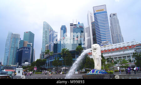 SINGAPORE - 2 APR 2015: Il Merlion fontana e dello skyline di Singapore. Merlion è una mitica creatura con la testa di un leone e il corpo di un pesce. Viene visto come un simbolo della città Foto Stock