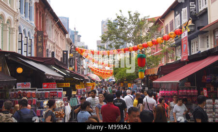 SINGAPORE - 3 APR 2015: turisti shopping in Cina tradizionale piazza del mercato durante il giorno Foto Stock