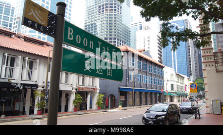 SINGAPORE - 2 APR 2015: bilingue strada segno in Singapore Chinatown. Singapore è un multi-razziale città inglese dove agisce come linguaggio comune tra le varie gare Foto Stock