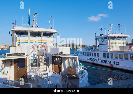 Traghetti Waxholmsbolaget ormeggiato sul lungomare, Nybroviken, Stoccolma, Svezia, in Scandinavia. Traghetto il punto di partenza per l'arcipelago di Stoccolma Foto Stock