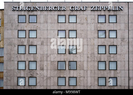 Stoccarda, Germania - Febbraio 03, 2018: la straordinaria facciata con righe di quadrati di windows del lussuoso hotel Steigenberger Graf Zeppelin su Febbraio 03 Foto Stock