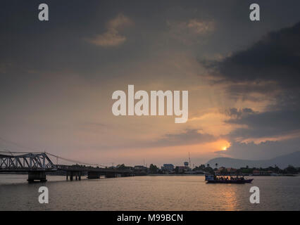 Punto di riferimento ponte vecchio e sul fiume al tramonto in kampot Cambogia Foto Stock