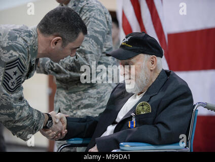 Master Chief Sgt. Brian Kruzelnick, 55th comando parafango chief, grazie Gail Farrell, un 93-anno vecchio II Guerra Mondiale e la guerra di Corea veterano che ha volato 21 missioni come una coda Artigliere nel B-17 Flying Fortress, per il suo servizio dopo una medaglia cerimonia di presentazione presso il James M. McCoy Airman Leadership School Febbraio 8, 2018. Col. Mike Manion, 55th Wing Commander, presentato Farrell con aria ad una medaglia con due foglie di quercia cluster; il European-African Medio Orientale medaglia di campagna con tre il servizio bronze stelle; l'americano medaglia di campagna; la II Guerra Mondiale Medaglia Vittoria; e onorato servizio bavero pulsante, Foto Stock