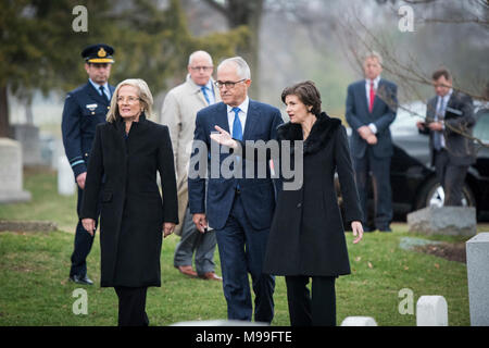 Il Primo Ministro australiano Malcolm Turnbull (centro) e sua moglie Lucy (sinistra), sono privi di piombo da Katharine Kelley (a destra), il soprintendente, il Cimitero Nazionale di Arlington, attraverso la sezione 34 di Al Cimitero Nazionale di Arlington, Virginia Arlington, 22 febbraio, 2018. Il primo ministro Turnbull ha partecipato a una delle Forze Armate tutti gli onori Wreath-Laying cerimonia presso la tomba del Milite Ignoto e hanno visitato il memoriale Anfiteatro Sala di visualizzazione come parte della sua visita ufficiale negli Stati Uniti. (U.S. Esercito Foto Stock