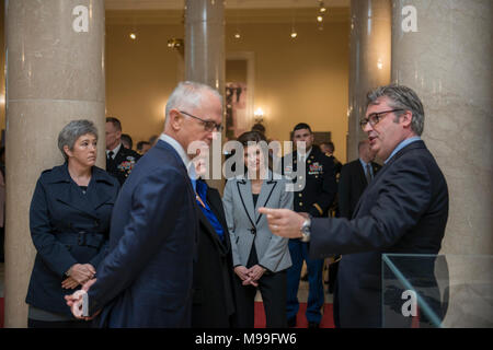 Roderick Gainer (a destra), storico, il Cimitero Nazionale di Arlington fornisce un tour del Memorial Anfiteatro Sala di visualizzazione al Primo Ministro australiano Malcolm Turnbull (sinistra) con Katharine Kelley (al centro), il soprintendente, il Cimitero Nazionale di Arlington, presso il Cimitero Nazionale di Arlington Arlington, Virginia, 22 febbraio, 2018. Turnbull si è incontrato con il Cimitero Nazionale di Arlington senior leadership e deposto una corona presso la tomba del Milite Ignoto come parte della sua visita ufficiale negli Stati Uniti. (U.S. Esercito Foto Stock