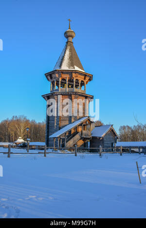 La Station Wagon Bogoslovka. Chiesa di intercessione della Beata Vergine Maria - un monumento unico di architettura delle chiese di antica architettura in legno Foto Stock