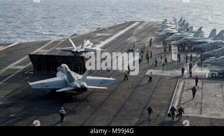 Sul mare del sud della Cina (feb. 23, 2018) marinai condurre la lotta contro le operazioni sul ponte di volo dell'Nimitz-class portaerei USS Carl Vinson (CVN 70). La Carl Vinson Strike gruppo è attualmente operativo nel Pacifico occidentale come parte di una regolare distribuzione pianificata. (U.S. Navy Foto Stock