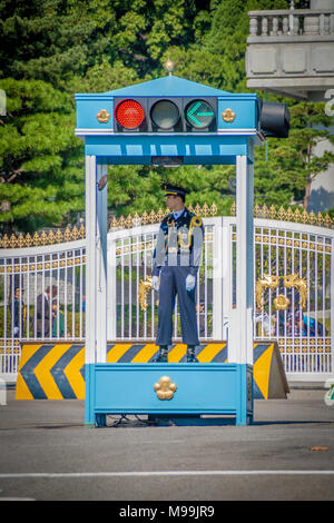 Seoul, Corea del Sud. Ottobre 2012: Polizia guardia dell'ingresso e ordini il traffico vicino alla residenza del Presidente noto anche come il Blue House Foto Stock