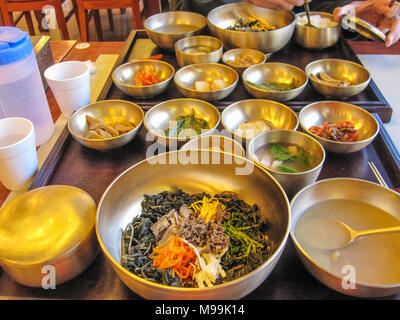 Bibimbap, Coreana tradizionale piatto di riso con verdure e carni bovine. Foto Stock