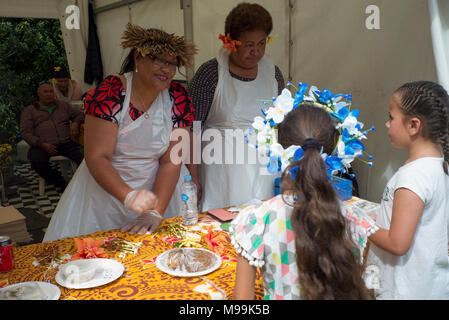 Due donne servizio due giovani ragazze a una pressione di stallo alimentare presso il Festival Pasifica Auckland, Nuova Zelanda Foto Stock