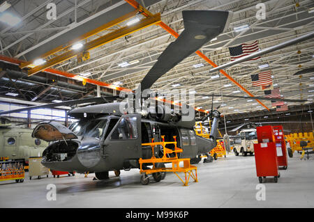 Uno dei 28 Expeditionary aviazione di combattimento della brigata UH-60 Black Hawk elicotteri in per una manutenzione di routine controllare nel volo impianto di Muir Army Airfield Febbraio 25, 2018. 28 soldati ECAB eseguire regolari interventi di manutenzione su elicotteri per garantire la sicurezza e la funzionalità e a perpetuare la brigata è pronta. Foto Stock