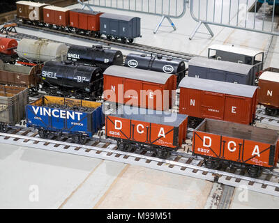 Il livello di massa 5' Manometro Mainline modello di associazione treno modello scala vagoni merci di molti tipi di sciavero a NRM Shildon REGNO UNITO Foto Stock