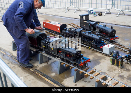 Il livello di massa 5' Manometro Mainline modello di associazione treno locomotive a vapore di essere preparati per la corsa al NRM Shildon REGNO UNITO Foto Stock