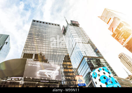 La città di New York, Stati Uniti d'America - 28 Ottobre 2017: Manhattan NYC edifici cityscape skyline di midtown Times Square, Broadway Street avenue road, segni, cercando Foto Stock