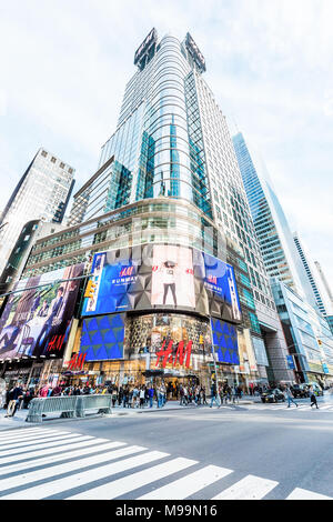 La città di New York, Stati Uniti d'America - 28 Ottobre 2017: Manhattan NYC edifici di midtown Times Square, Broadway Avenue road, segni di annunci, gente che cammina attraversando stree Foto Stock