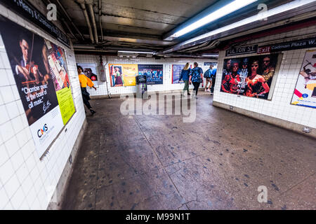 Brooklyn, Stati Uniti d'America - 28 Ottobre 2017: la gente camminare in metropolitana da Fulton Street exit sign in NYC New York City Stazione della metropolitana, da Brooklyn Br Foto Stock